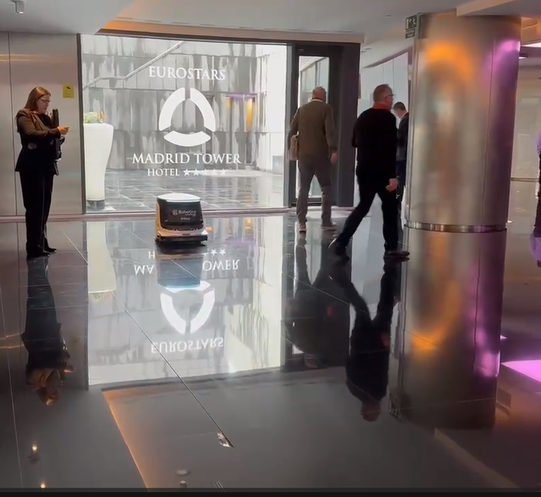 Cleanibot in Hotel Foyer.png